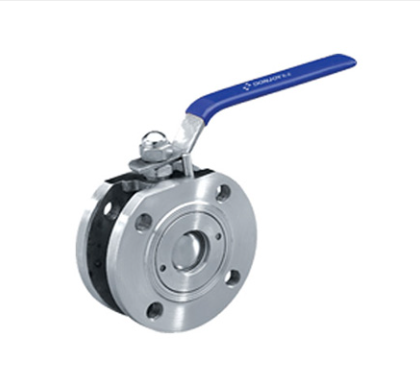 Válvula de esfera industrial em aço inox 316L com conexões flangeadas e vedação em PTFE para bloqueio seguro em linhas de alta pressão