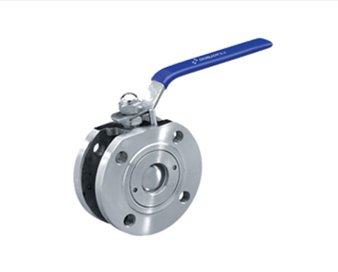 Válvula de esfera industrial em aço inox 316L com conexões flangeadas e vedação em PTFE para bloqueio seguro em linhas de alta pressão