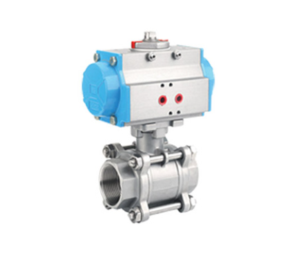 Válvula de esfera flangeada em aço inox 316L, automatizada com atuador pneumático para controle de fluxo em linhas industriais de alta pressão