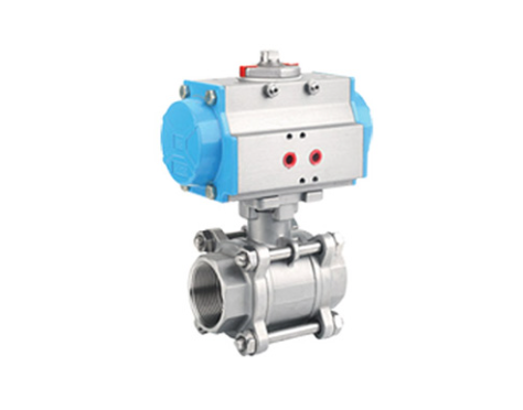 Válvula de esfera flangeada em aço inox 316L, automatizada com atuador pneumático para controle de fluxo em linhas industriais de alta pressão