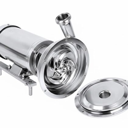 Bomba centrífuga sanitária industrial em aço inox 316L com capa de proteção no motor, ideal para processos CIP e transferência de líquidos em indústrias de alimentos